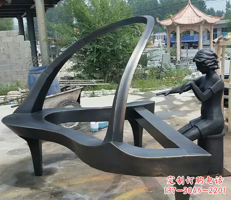 安阳弹钢琴广场抽象铜雕