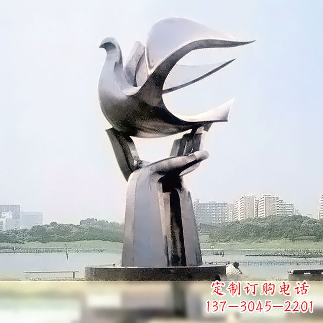 安阳雕像上面站一只鸽子