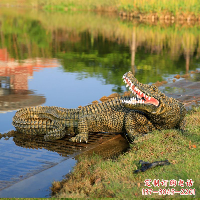 安阳仿真鳄鱼雕塑湿地公园水塘水景动物摆件