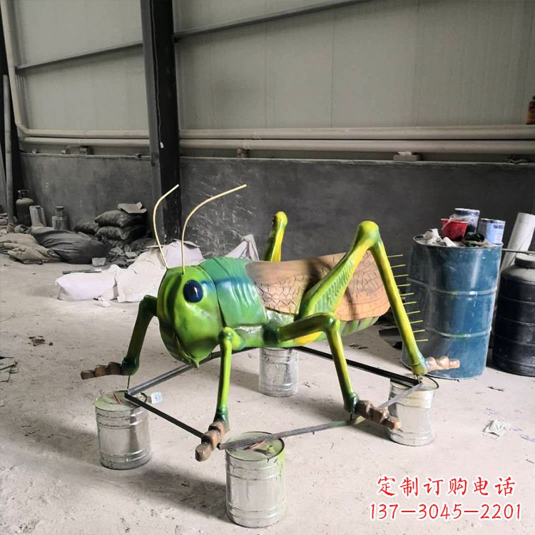 安阳仿真蚂蚱玻璃钢蝗虫雕塑
