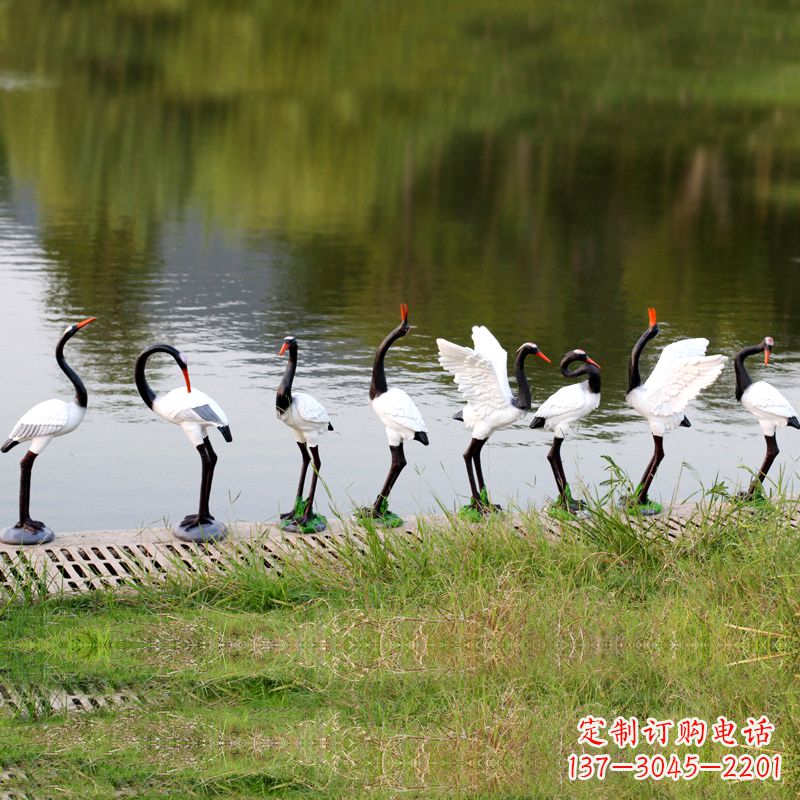 安阳仿真仙鹤玻璃钢水景雕塑摆件-公园水池水塘琥珀动物雕塑