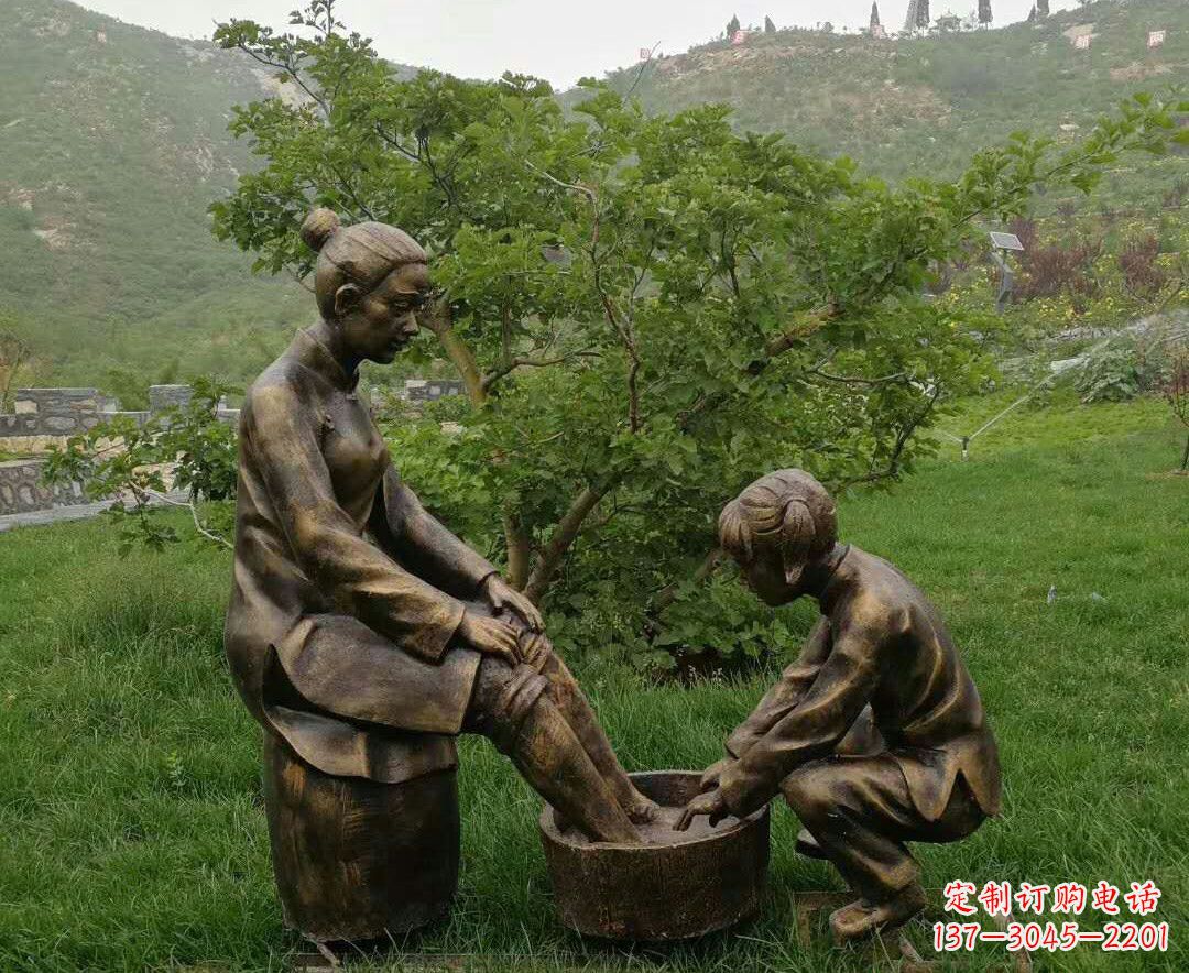 安阳给母亲洗脚的孩童雕塑