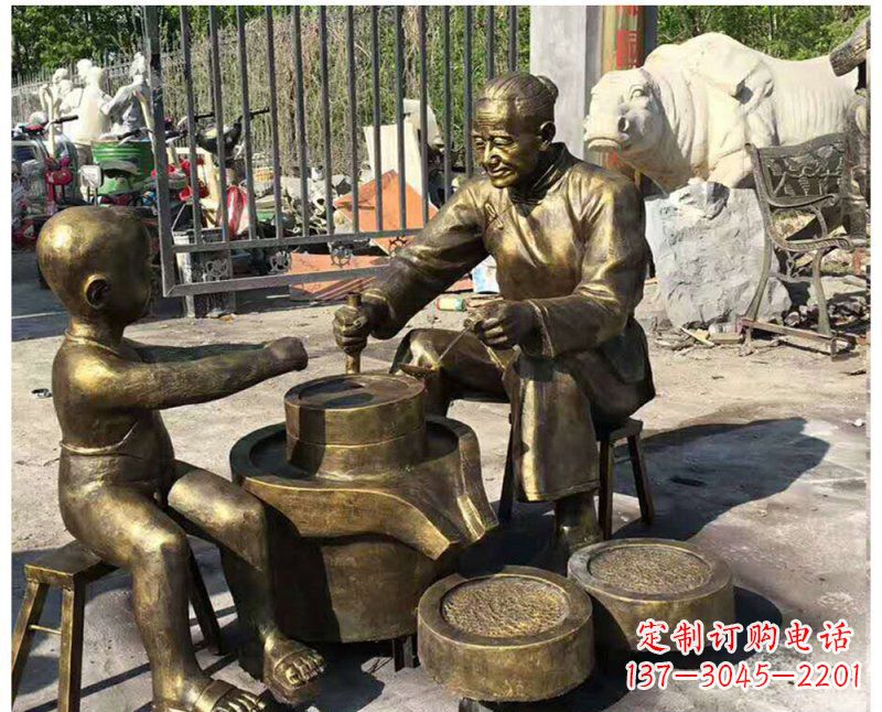 安阳公园帮老人磨豆浆人物铜雕