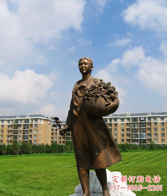 安阳公园抱着花篮的少数民族女孩人物铜雕