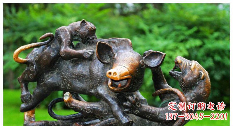 安阳公园豹子蛇和猪动物铜雕