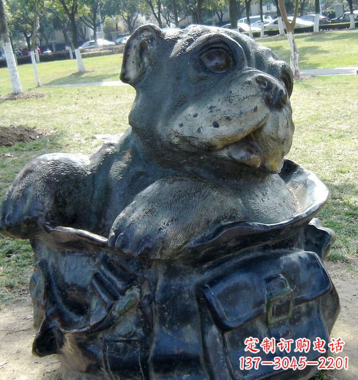 安阳公园背书包的小狗动物铜雕