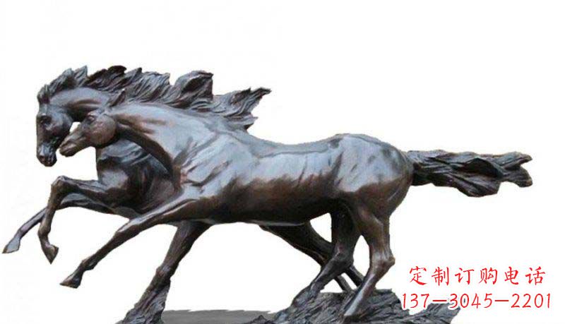 安阳公园奔跑的两匹马动物铜雕