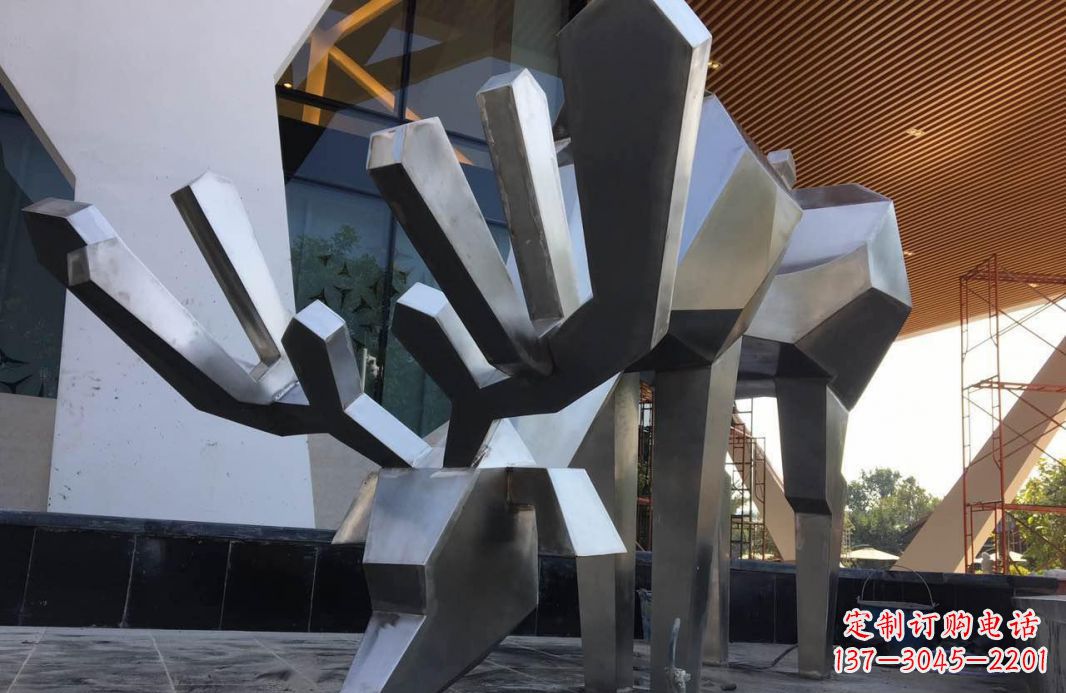 安阳公园不锈钢大型抽象驯鹿雕塑