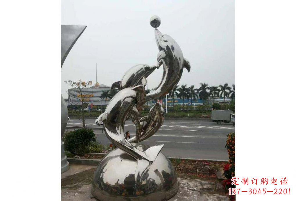 安阳公园不锈钢顶球的海豚雕塑