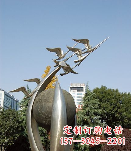 安阳公园不锈钢飞翔的大雁雕塑