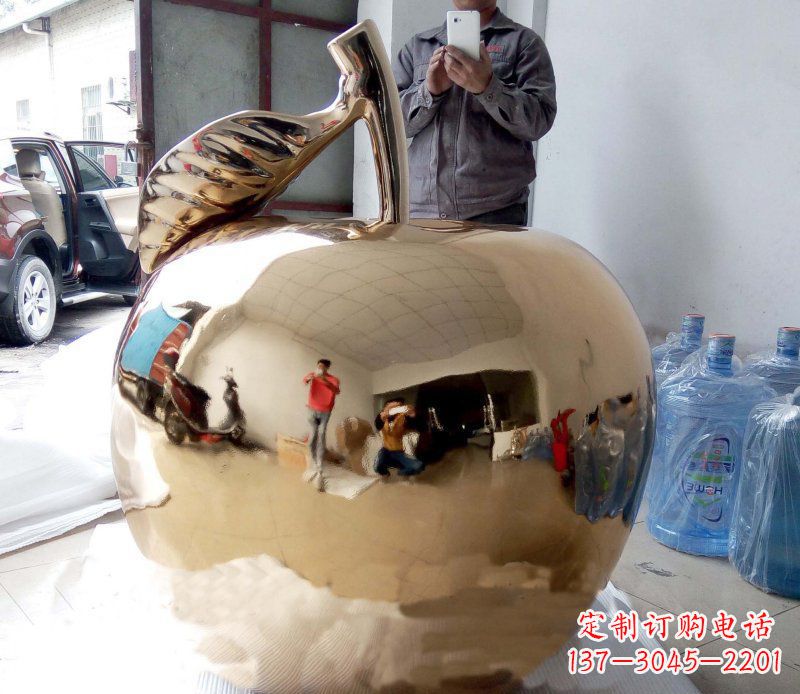 安阳公园不锈钢镜面苹果雕塑 (2)
