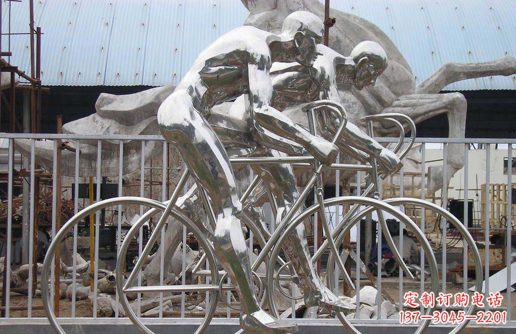 安阳公园不锈钢骑自行车的人物雕塑