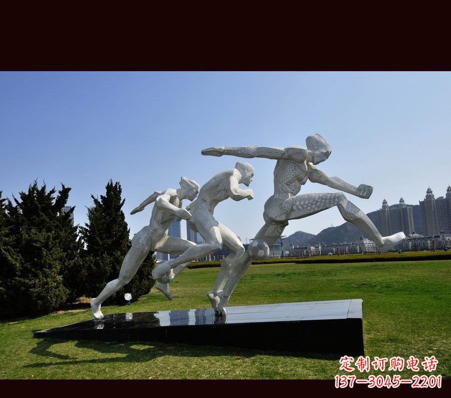 安阳公园不锈钢踢足球人物雕塑