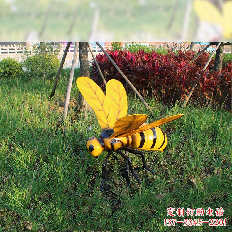 安阳公园草坪动物插件,仿真大马蜂玻璃钢雕塑