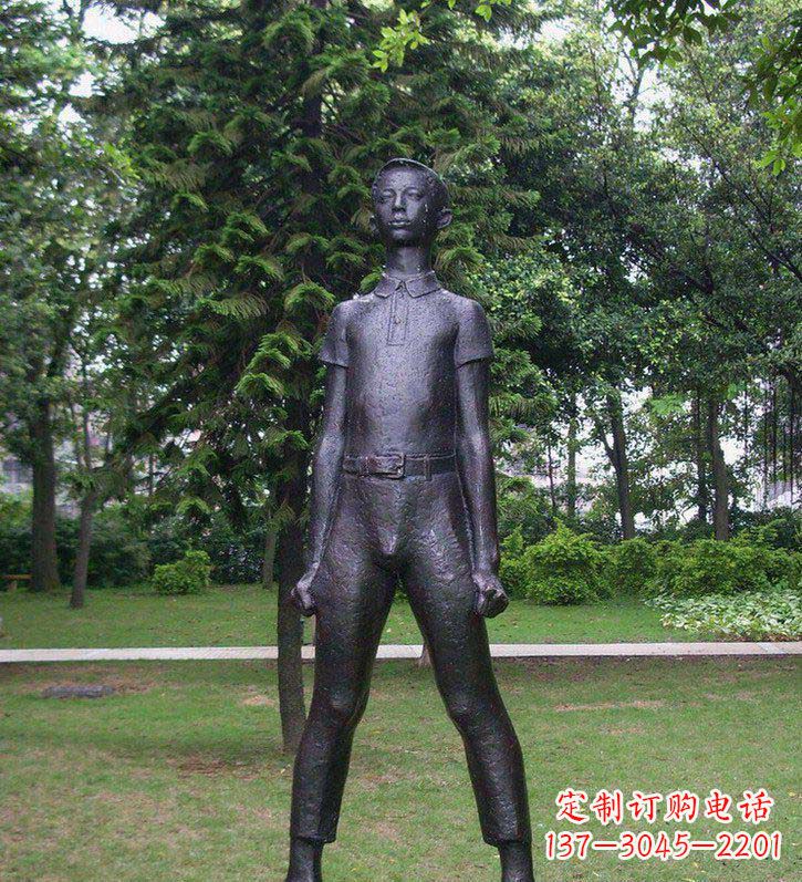 安阳公园插兜的男孩人物铜雕