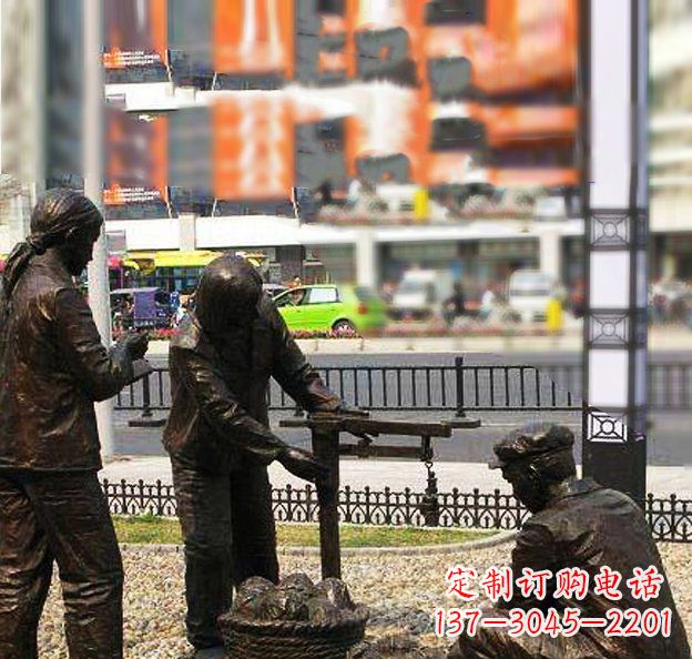 安阳公园称白菜的人物小品铜雕