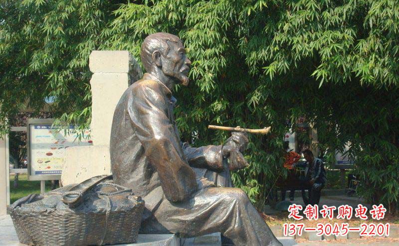 安阳公园抽袋烟的老人小品铜雕