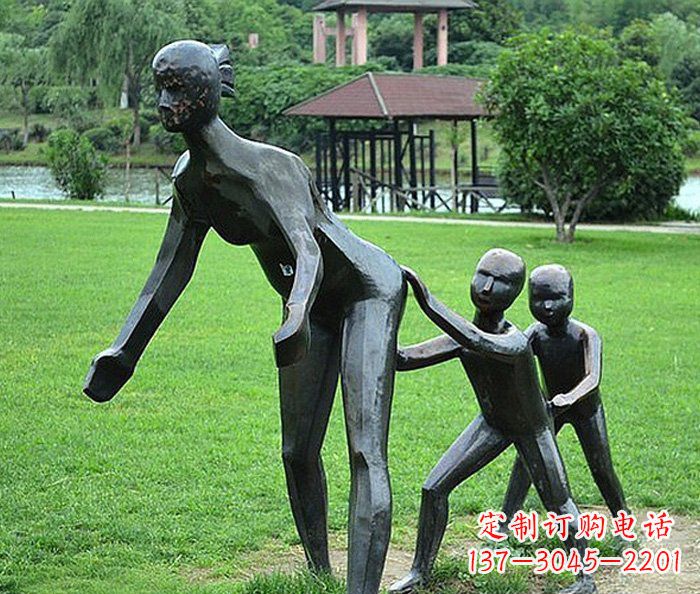 安阳公园抽象老鹰捉小鸡人物铜雕