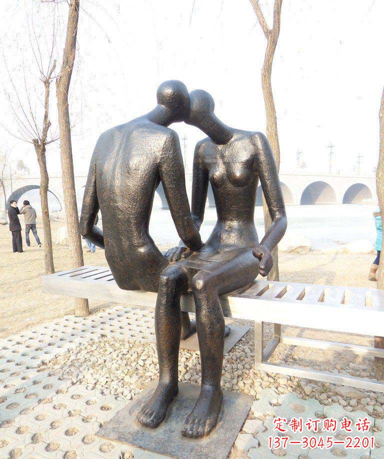 安阳公园抽象亲吻的情侣景观铜雕