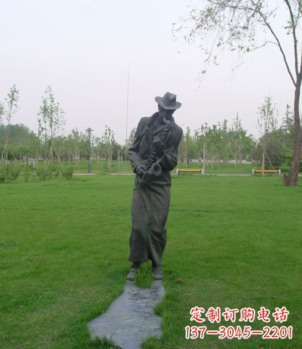 安阳公园吹萨克斯的人物铜雕