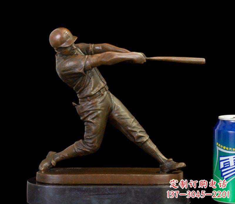 安阳公园打棒球的人物铜雕
