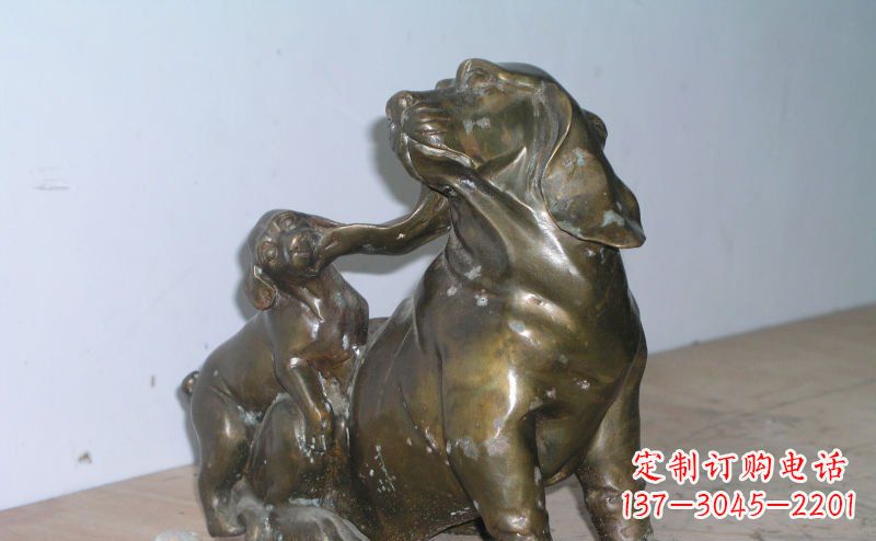 安阳公园打闹的小狗动物铜雕