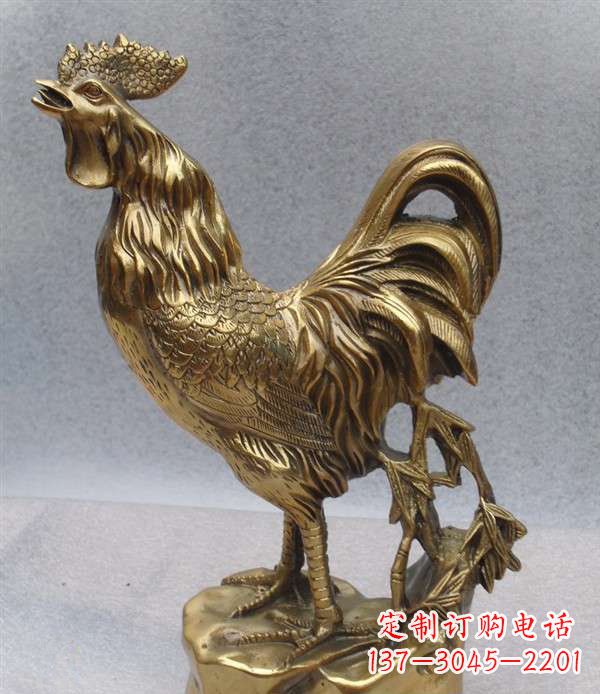 安阳公园打鸣的公鸡动物铜雕 (2)