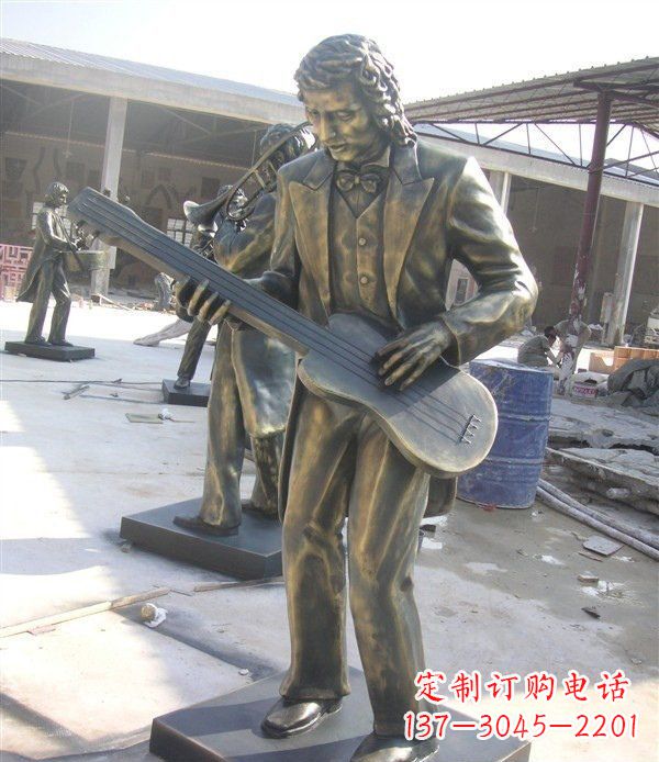 安阳公园弹吉他的西方人物铜雕
