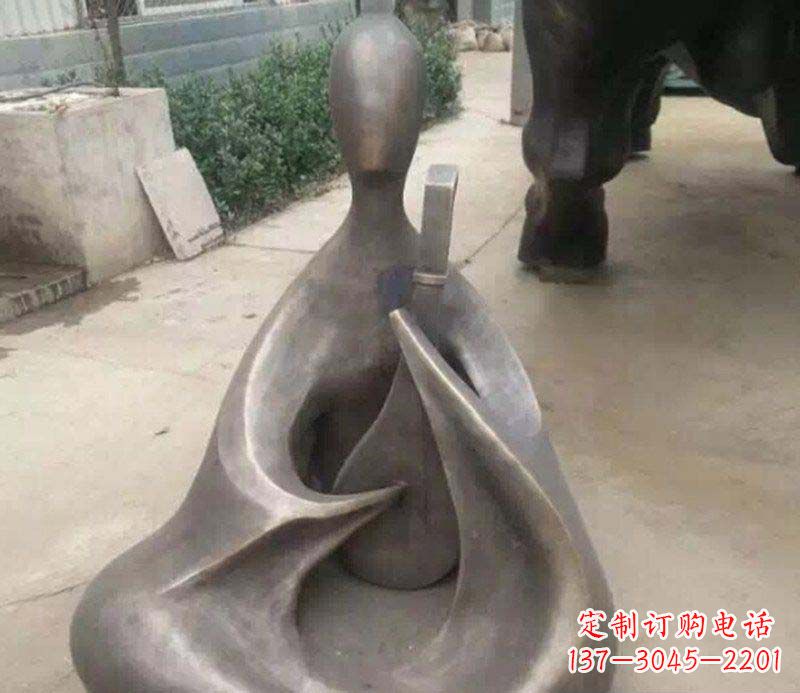 安阳公园弹琵琶的抽象人物景观铜雕