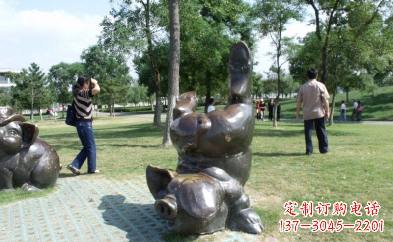 安阳公园倒立的猪动物铜雕