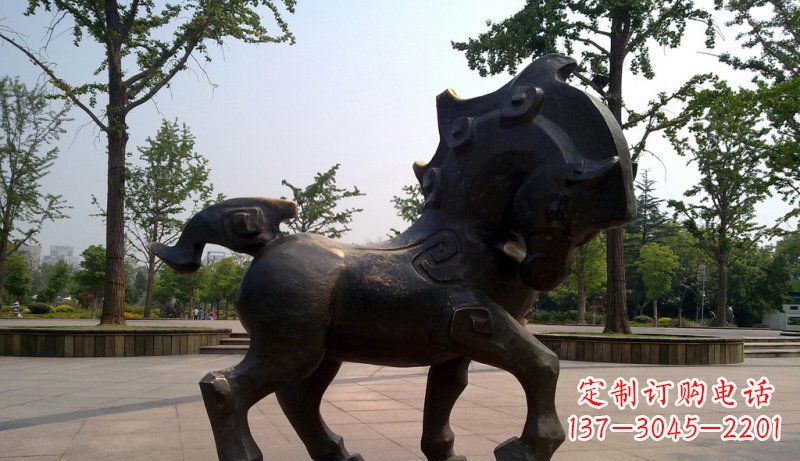 安阳公园低头的抽象小马动物铜雕
