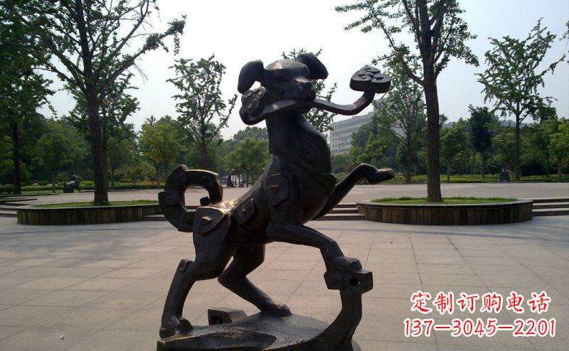 安阳公园叼着如意的狗动物铜雕