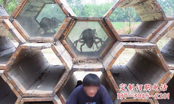 安阳公园蜂巢里的蜜蜂动物铜雕