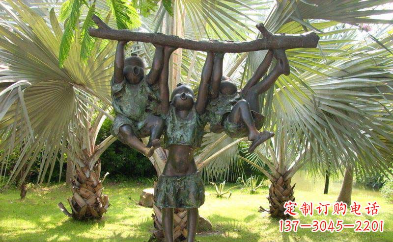 安阳公园扶着树枝玩耍的儿童小品铜雕
