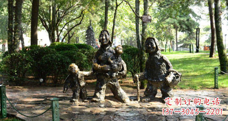 安阳公园赶路的抽象妇女和小孩小品铜雕