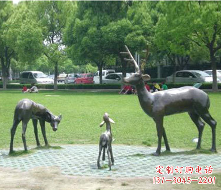 安阳梦幻般的雕塑——梅花鹿一家三口铜雕