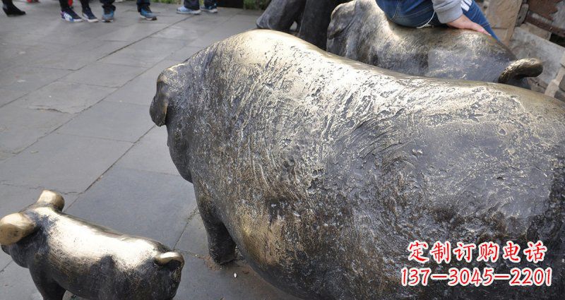 安阳公园精美母子猪铜雕