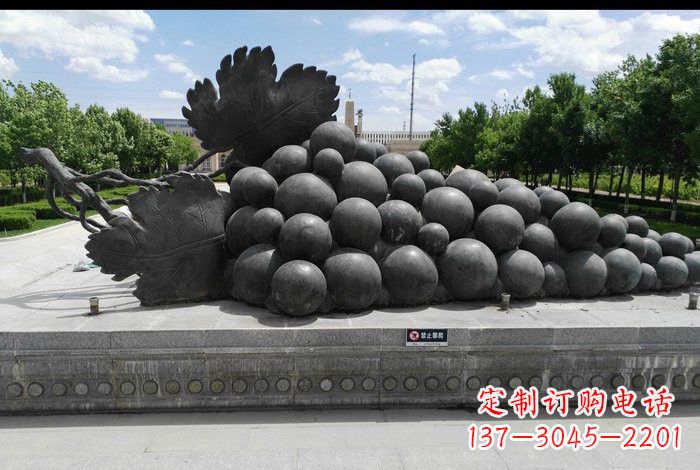 安阳美轮美奂的葡萄铜雕塑