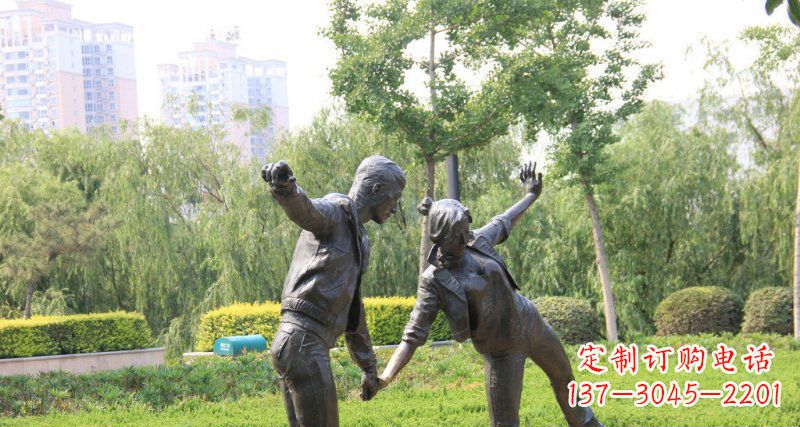 安阳爱情铸就的浪漫情侣雕塑