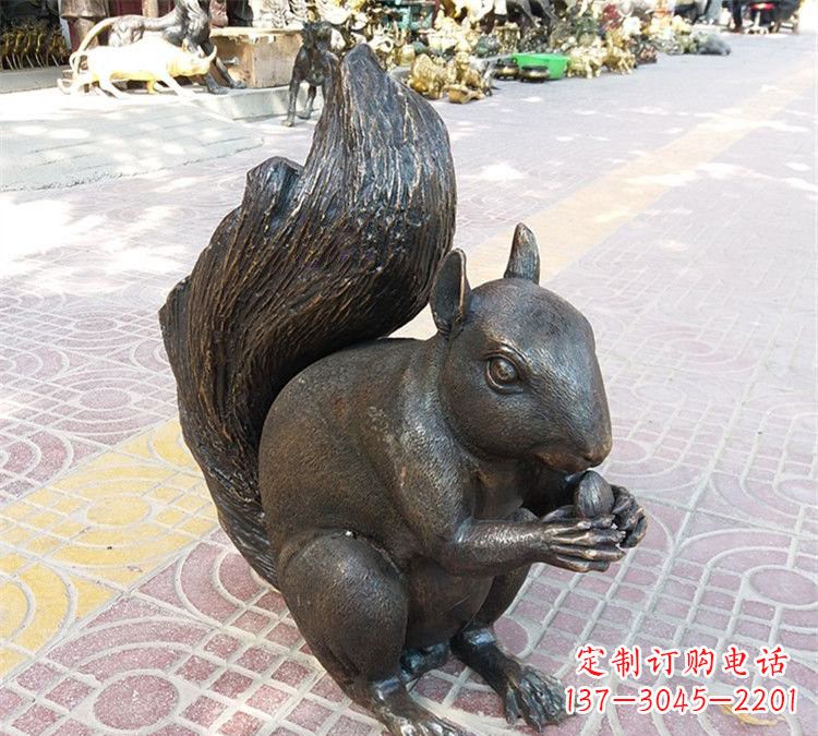 安阳令人惊叹的松鼠铜雕塑