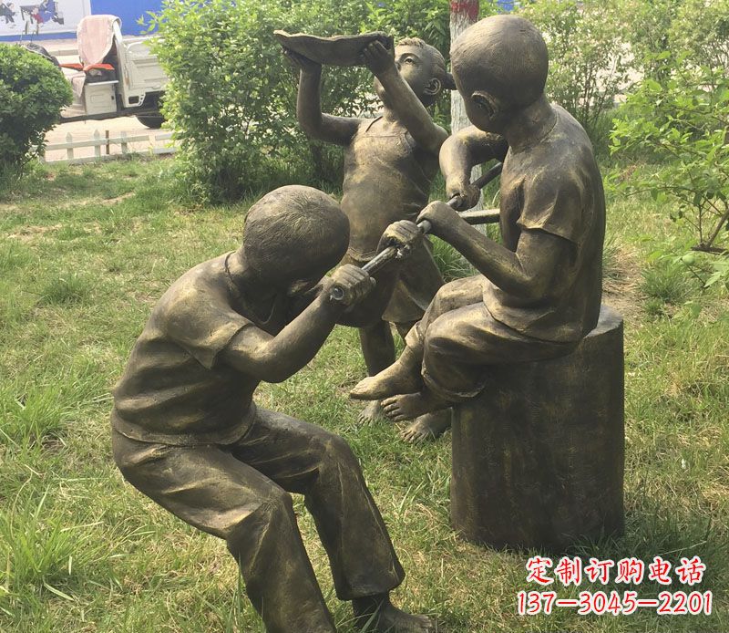 安阳公园玩水的儿童铜雕