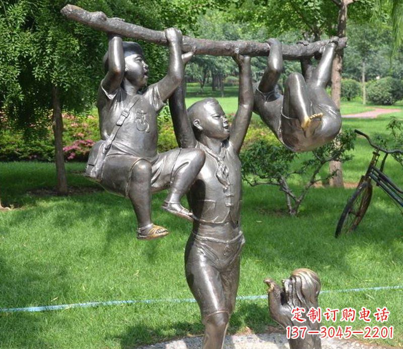 安阳捉着树枝玩耍的小孩铜雕