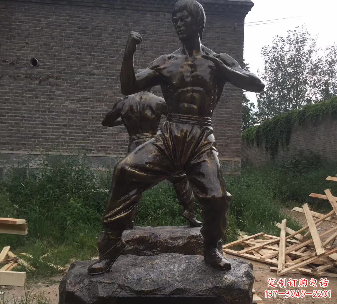 安阳令人叹为观止的李小龙铜雕