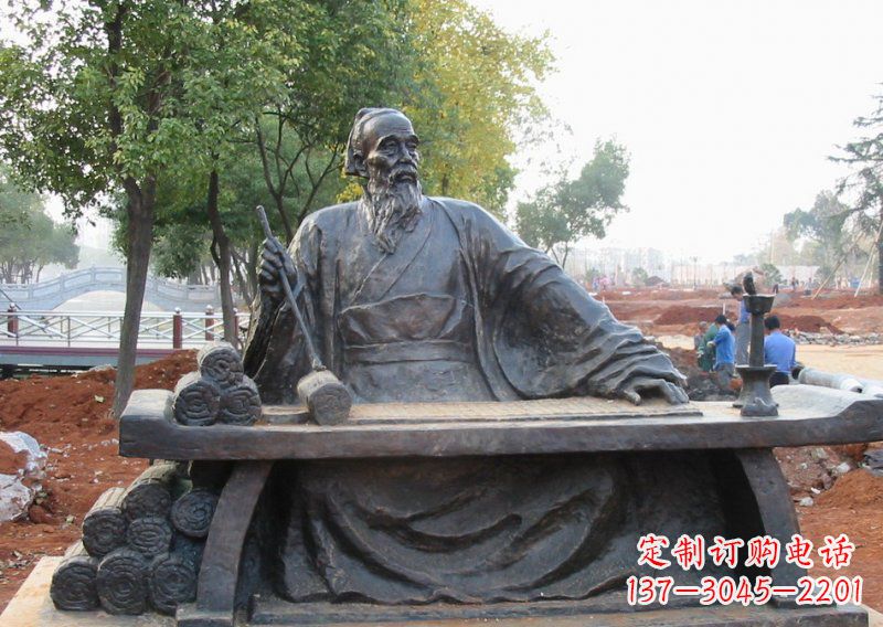 安阳用传统工艺精心雕刻的张仲景铜雕