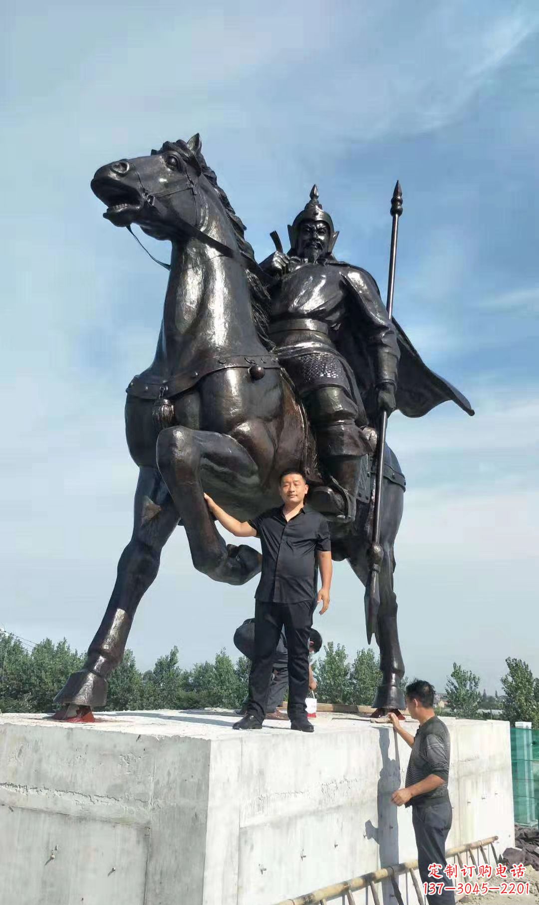 安阳以古代骑马将军为灵感的铜雕