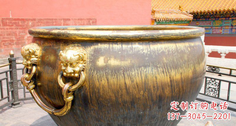 安阳故宫圆形水缸铜雕，展现古典典雅之美