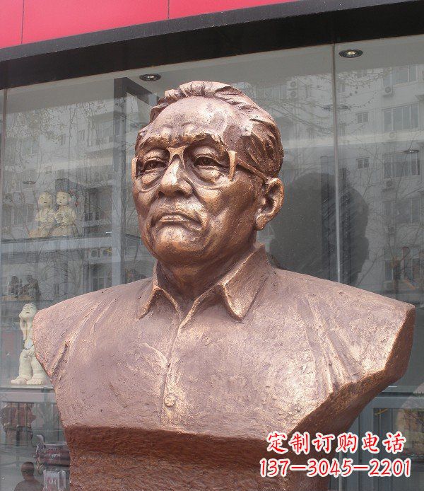 安阳以巴金头像为原型打造的高贵铜雕艺术
