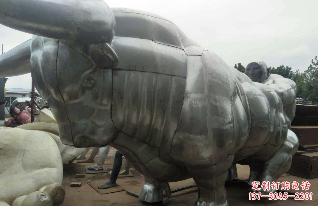 安阳中领雕塑:复古拓荒牛不锈钢雕塑