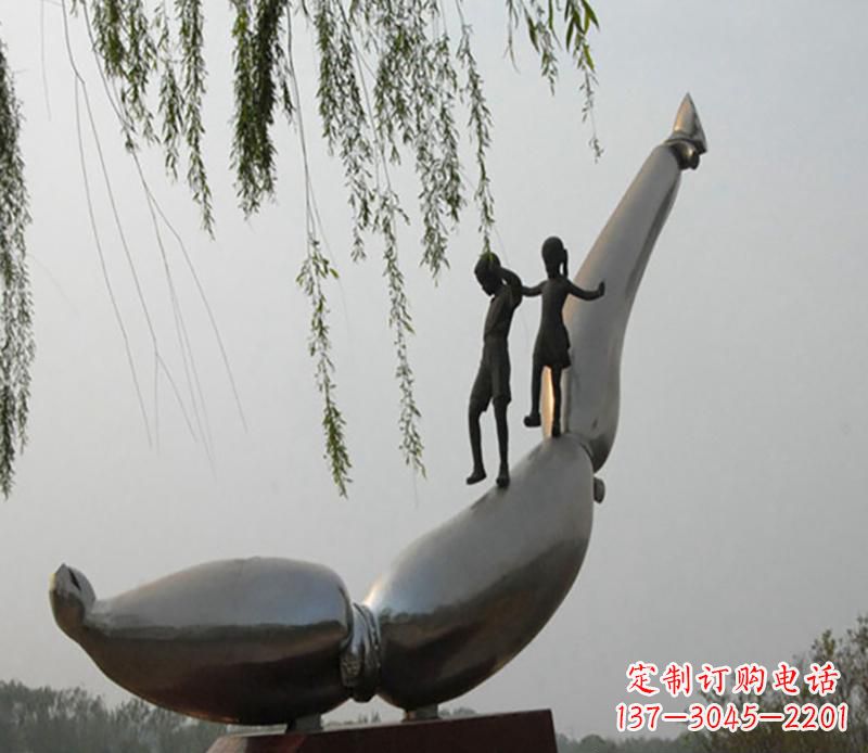 安阳海豚情侣雕塑,精美绝伦,让爱沉醉于大海中