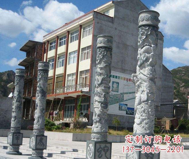 安阳以龙柱为原型的十二生肖石雕